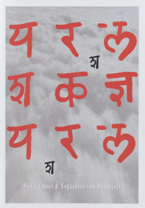 Booklet mit roten Sanskritzeichen auf grauem Hintergrund